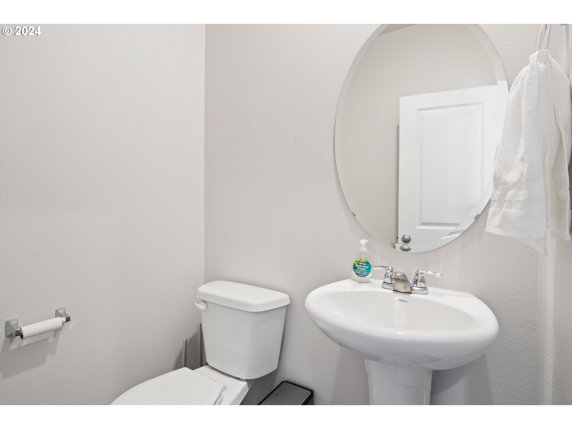2898 V Street Springfield, OR 97477 - Photo 20 of 47 a bathroom with a sink and a mirror