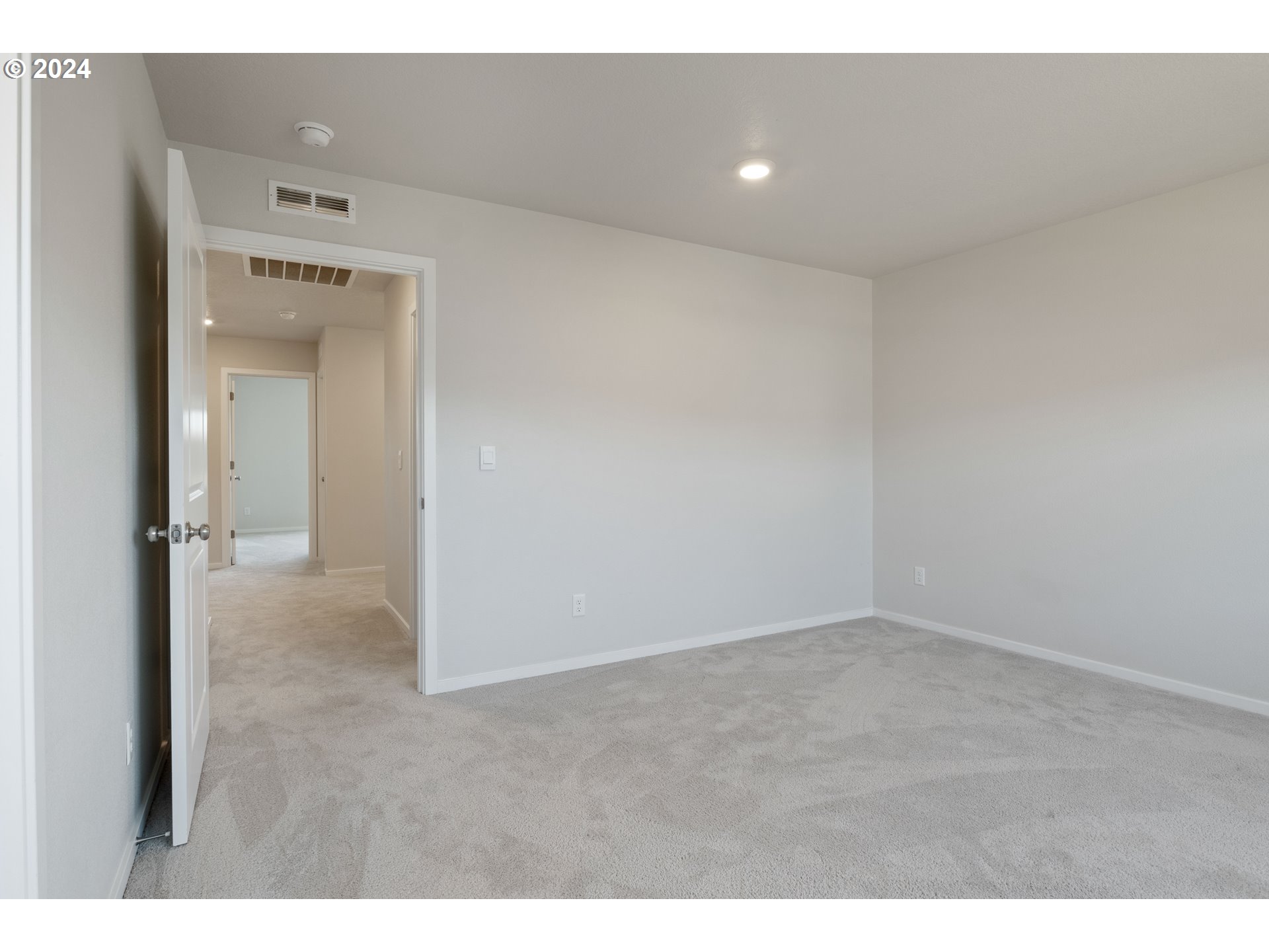 2898 V Street Springfield, OR 97477 - Photo 36 of 47 a view of a hallway