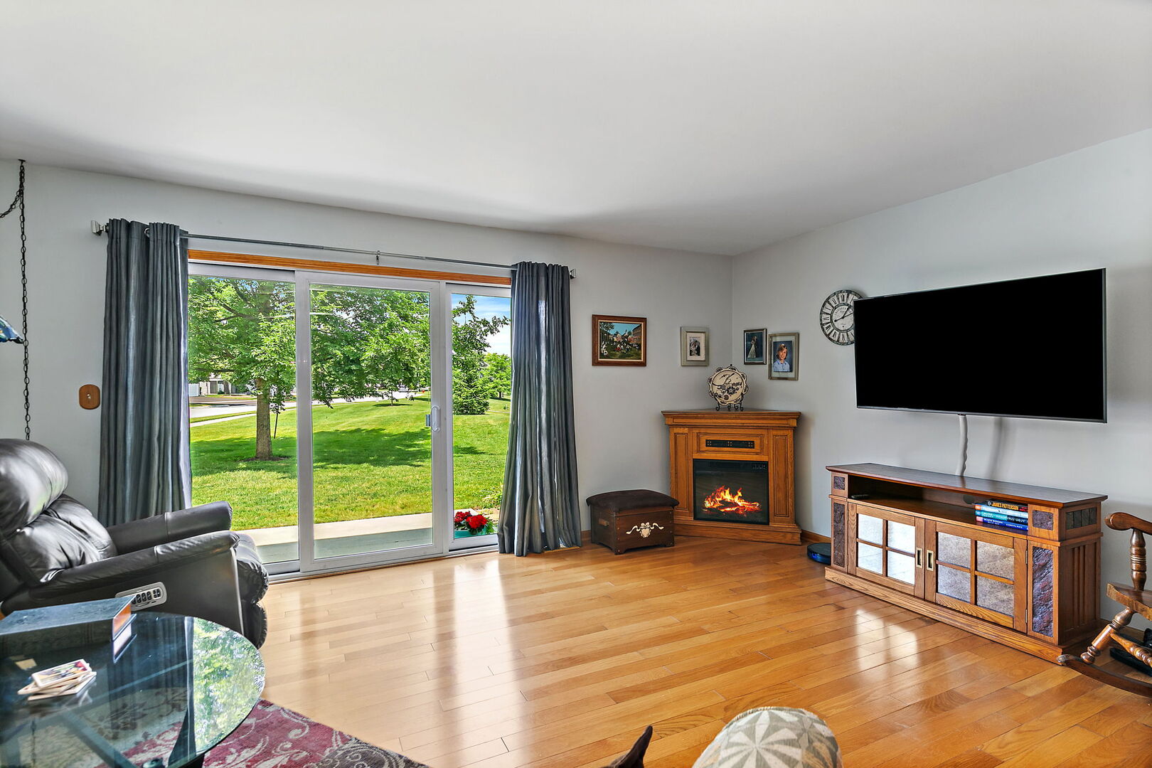 632 Bridgeview Point Schaumburg, IL 60194 - Photo 6 of 25 a living room with furniture and a flat screen tv