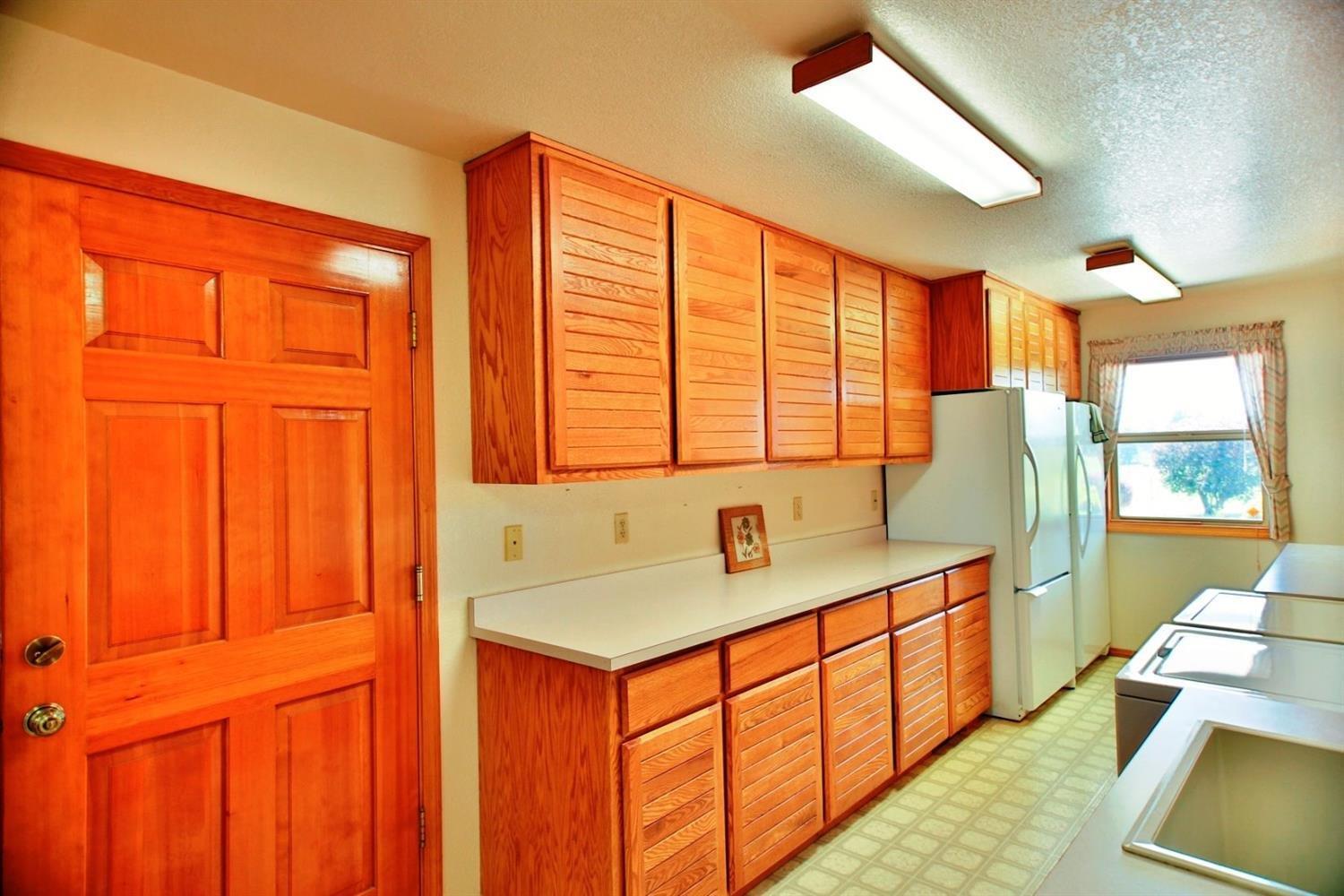 1300 Rounds Avenue Grants Pass, OR 97527 - Photo 9 of 25 The extra large laundry room. Included