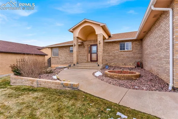 $750,000 | 8 Pasadena Drive, Pueblo, CO 81005