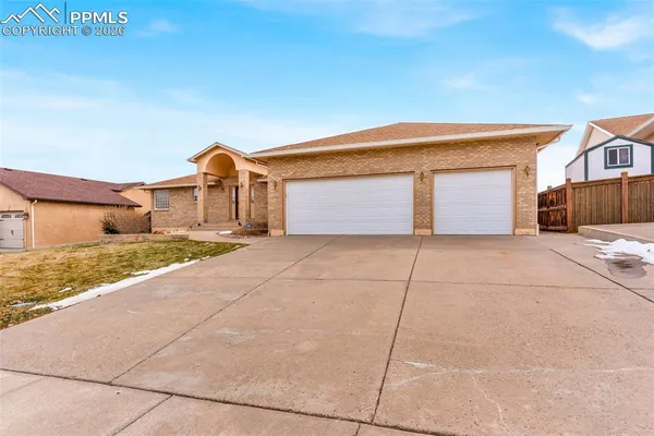 $750,000 | 8 Pasadena Drive, Pueblo, CO 81005