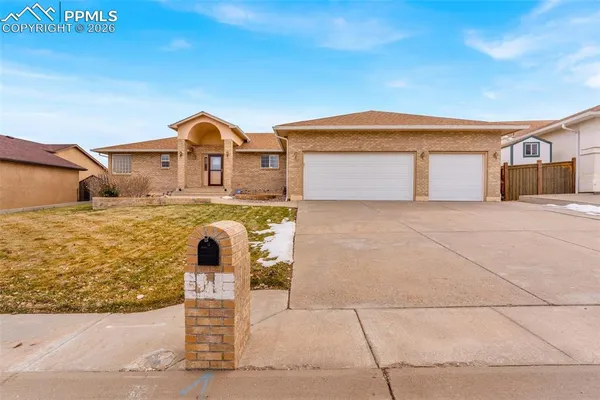 $750,000 | 8 Pasadena Drive, Pueblo, CO 81005