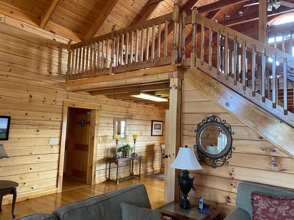 a view of entryway with patio