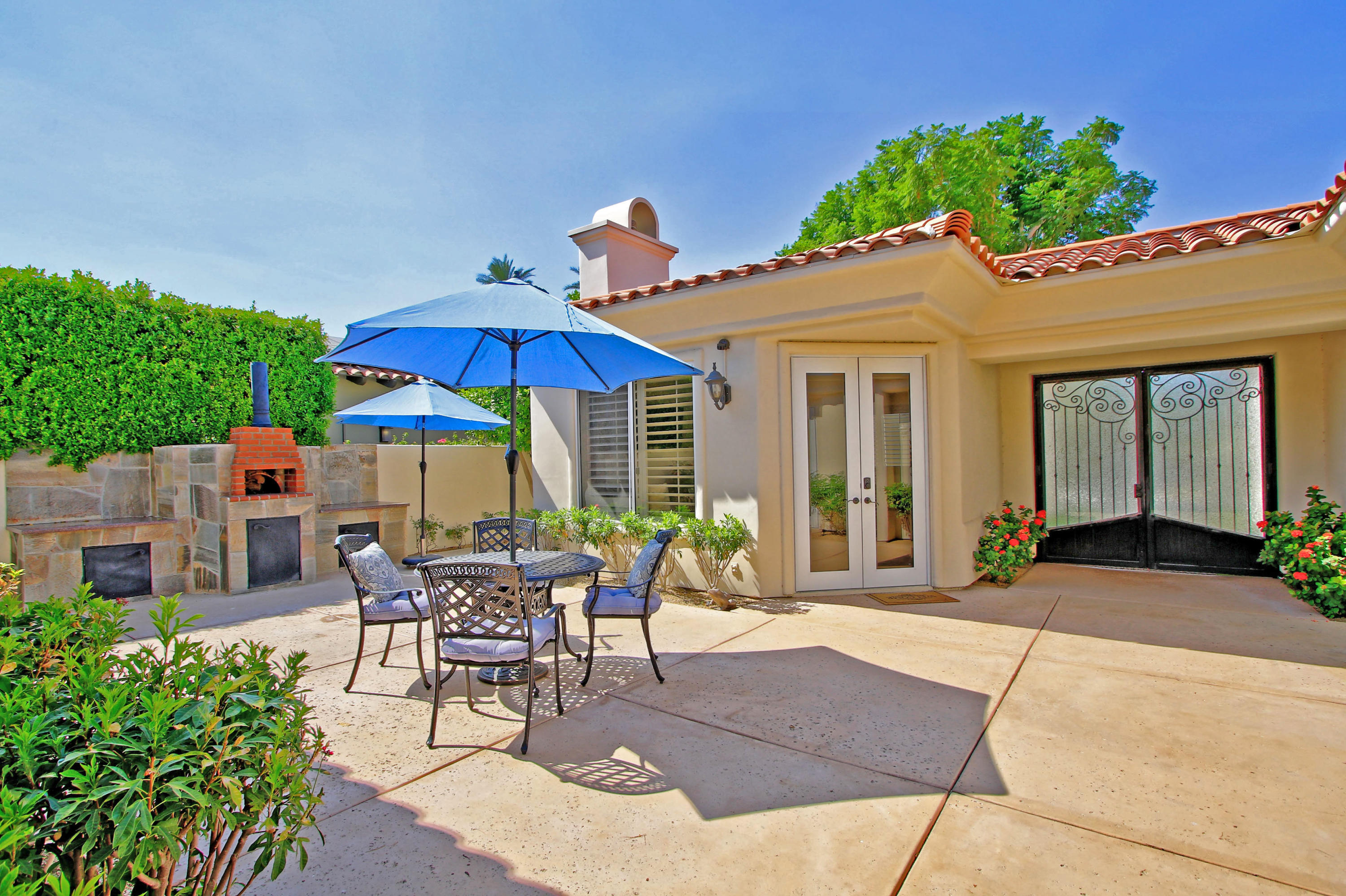 130 Loch Lomond Road Rancho Mirage, CA 92270 - Photo 3 of 65 Couryard with Pizza Oven