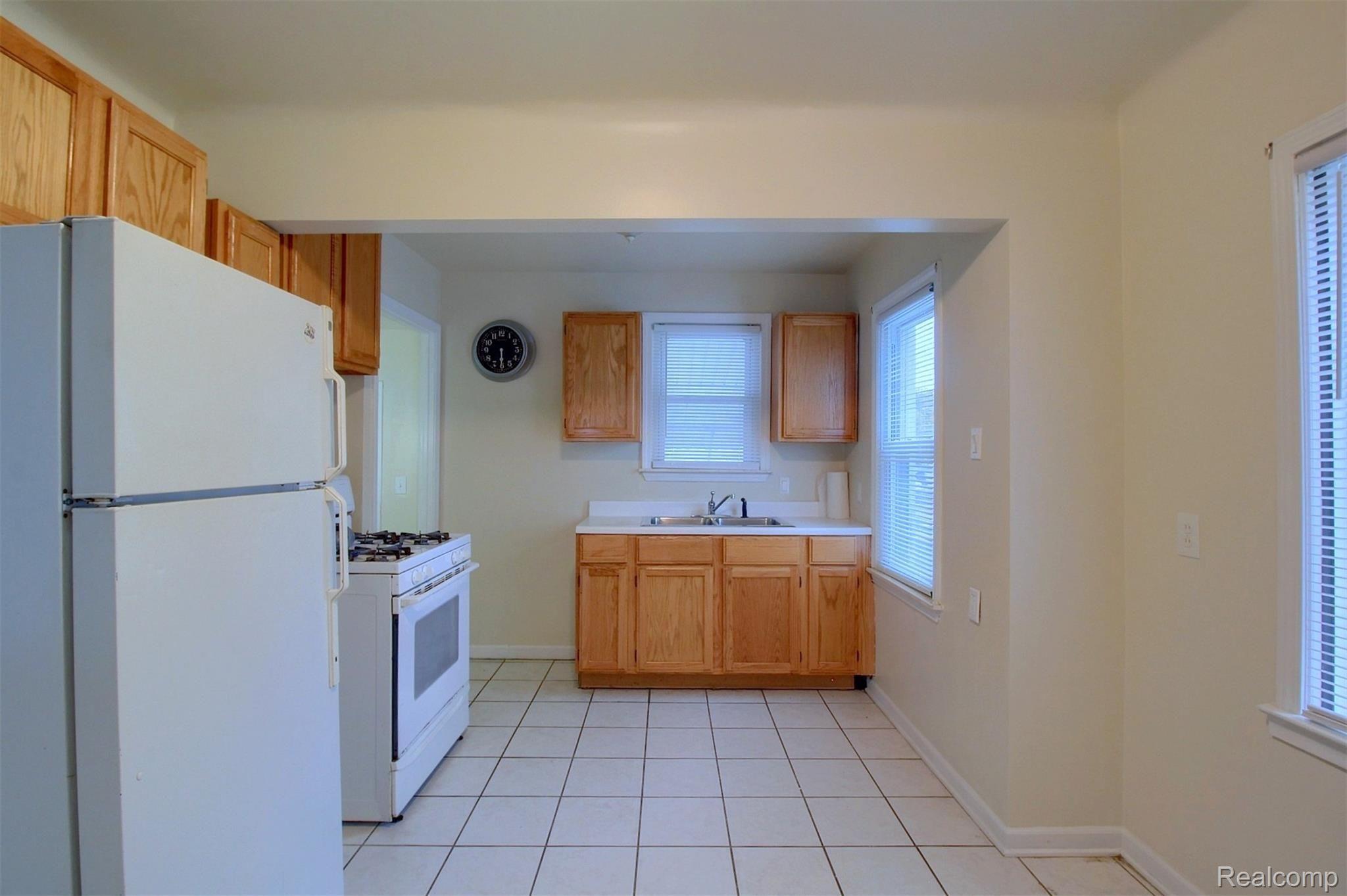 6587 Pelham Road Allen Park, MI 48101 - Photo 7 of 23 7-Kitchen.jpg