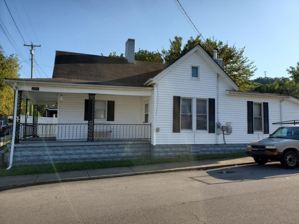 1200 Anderson Street Bristol, TN 37620 - Photo 2 of 11 Side View of Home