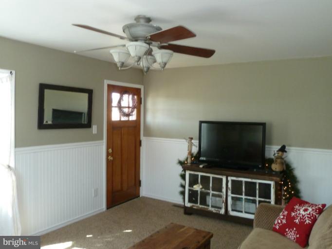 17008 Broadfording Road Hagerstown, MD 21740 - Photo 2 of 27 Living Room