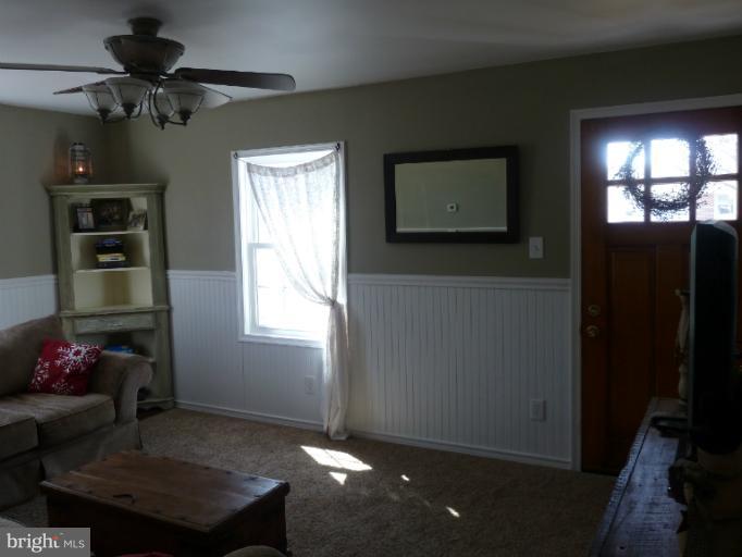 17008 Broadfording Road Hagerstown, MD 21740 - Photo 14 of 27 Living Room