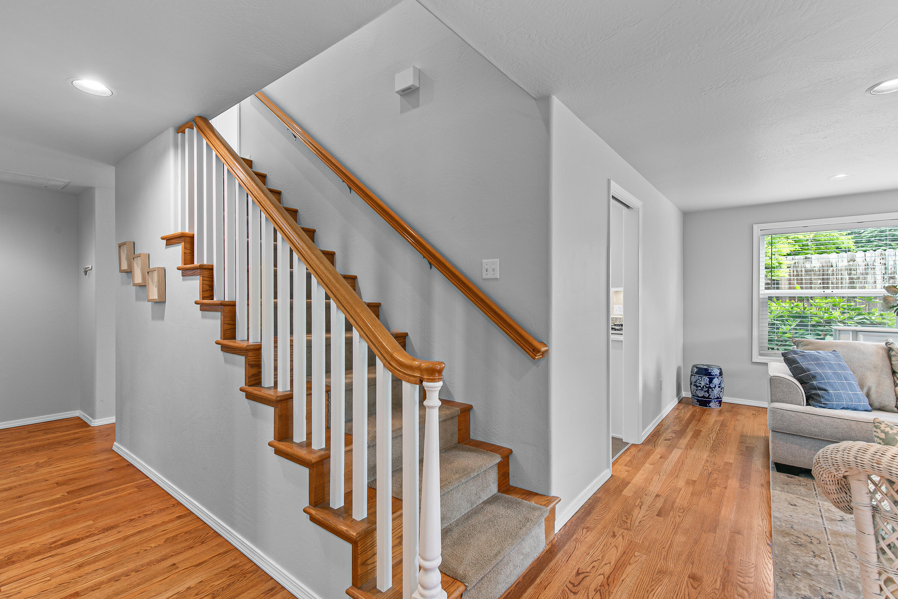2338 Ridge Way Medford, OR 97504 - Photo 19 of 48 Hardwood floors