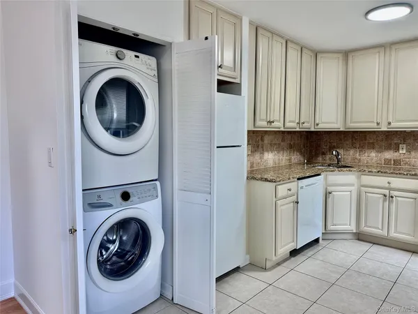 $3,000 | 255-55 75th Avenue, Unit GV31 | Glen Oaks