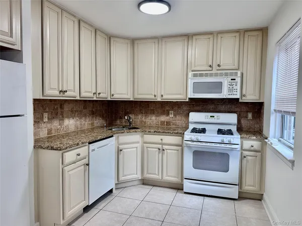$3,000 | 255-55 75th Avenue, Unit GV31 | Glen Oaks