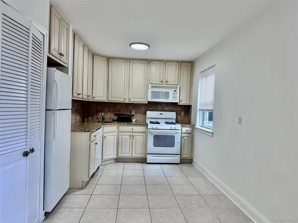 $3,000 | 255-55 75th Avenue, Unit GV31 | Glen Oaks