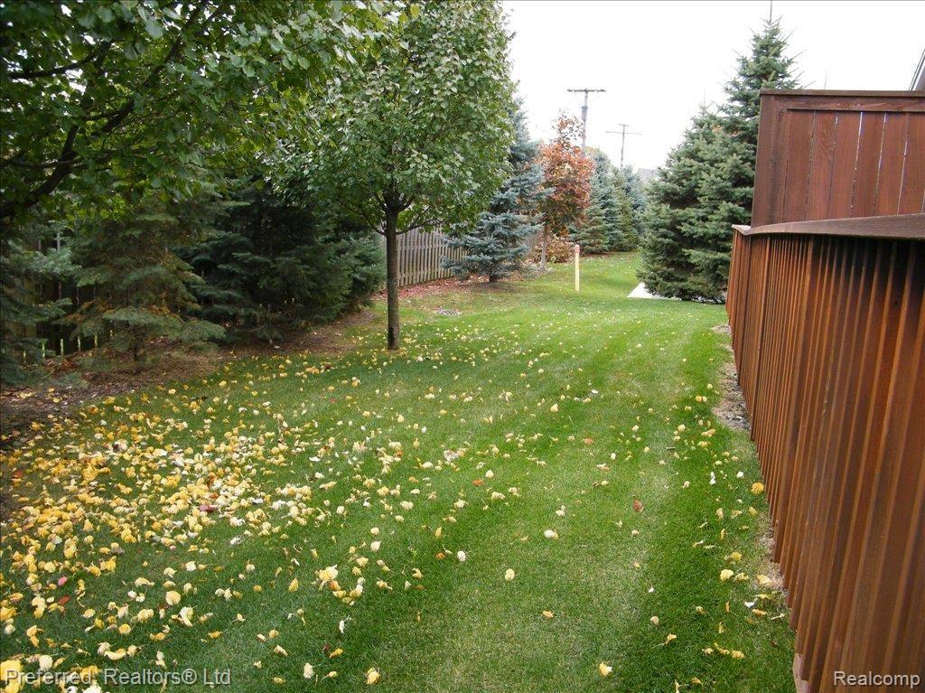 20751 Inverness Lane, Unit 8 Taylor, MI 48180 - Photo 12 of 13 back view