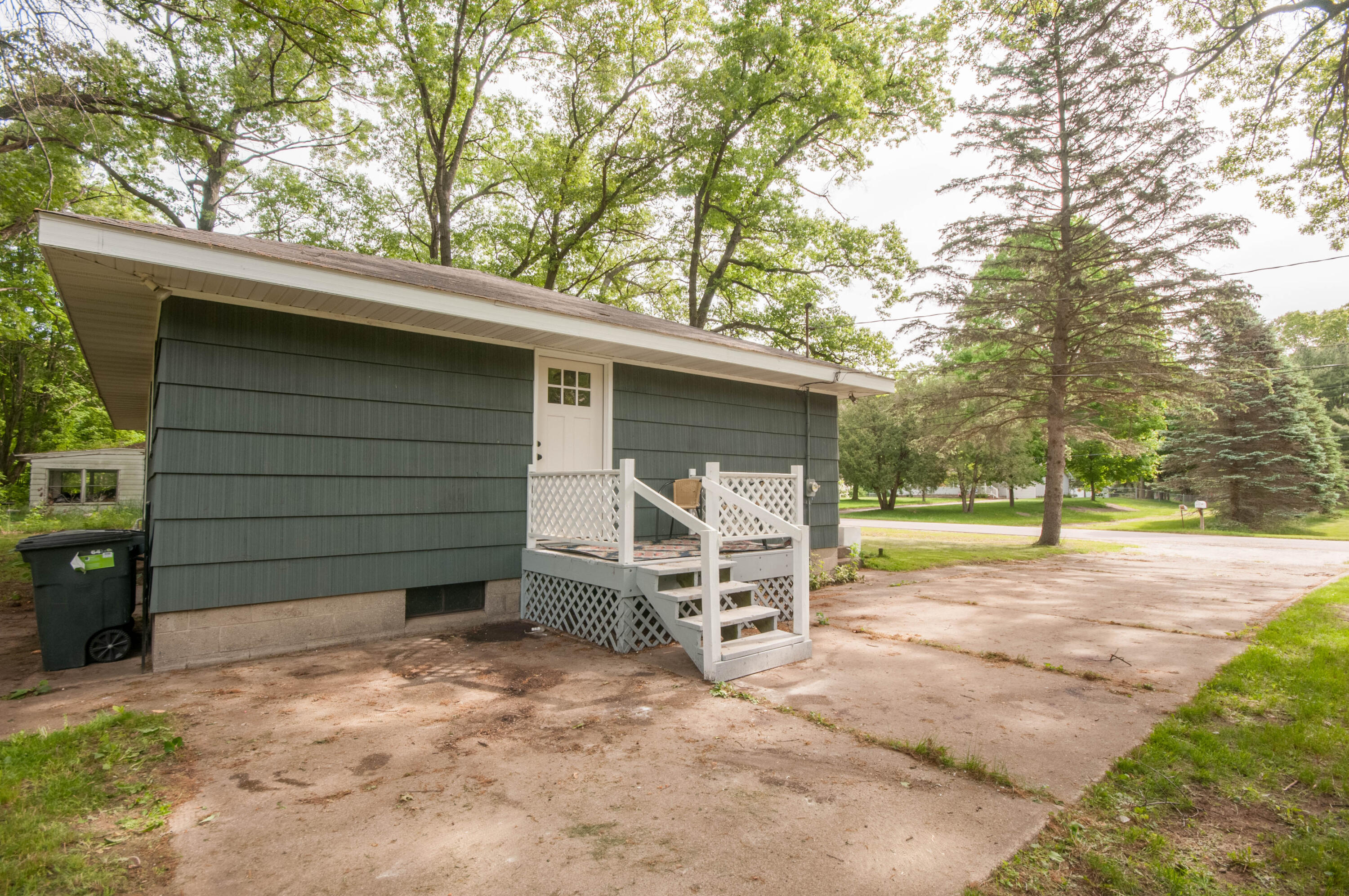 1371 Drent Road Muskegon, MI 49442 - Photo 3 of 12 1b Exteriors (3)