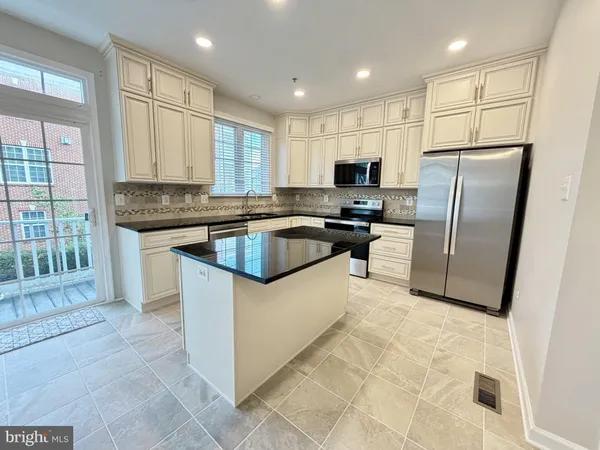 $3,600 | 300 Garden View Square, Rockville, MD 20850