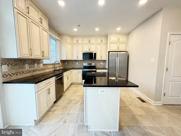 $3,600 | 300 Garden View Square, Rockville, MD 20850