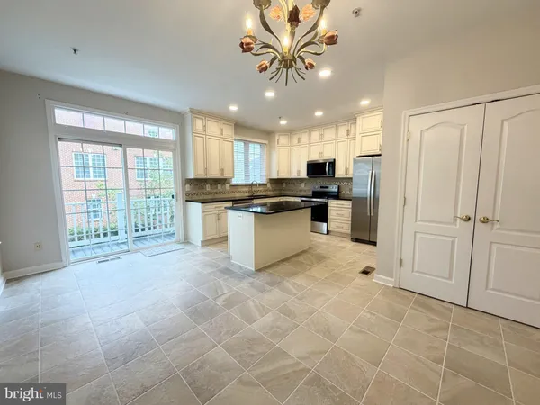 $3,600 | 300 Garden View Square, Rockville, MD 20850