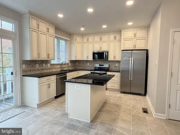 $3,600 | 300 Garden View Square, Rockville, MD 20850