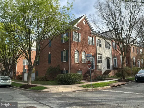 $3,600 | 300 Garden View Square, Rockville, MD 20850