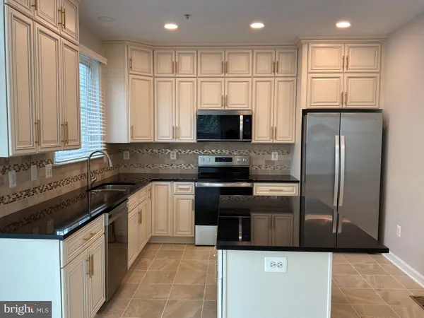 $3,600 | 300 Garden View Square, Rockville, MD 20850