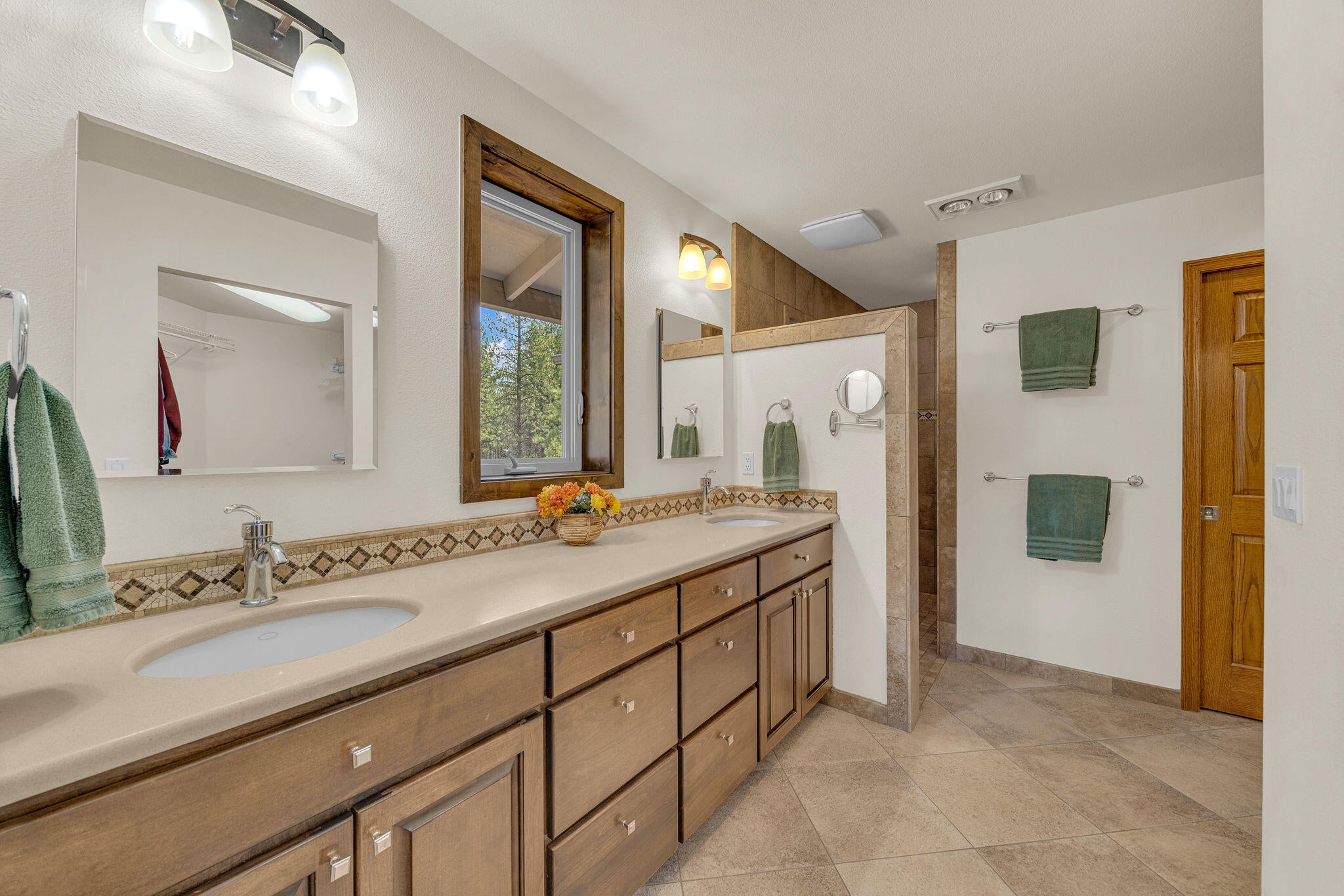 60142 West Ridgeview Drive Bend, OR 97702 - Photo 28 of 49 Primary Bath
