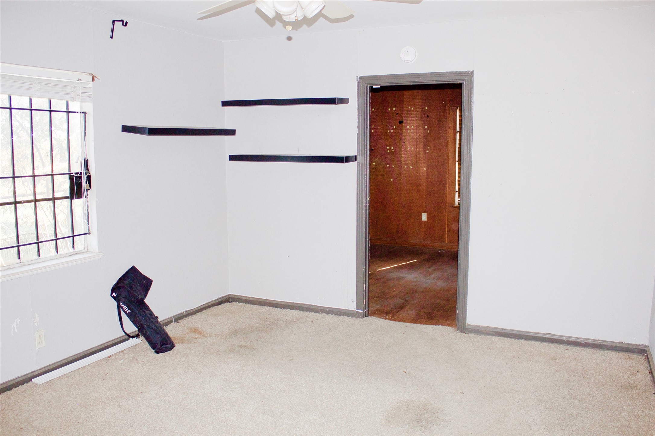 5218 Penfield Lane Houston, TX 77021 - Photo 6 of 11 an empty room with windows & cabinet