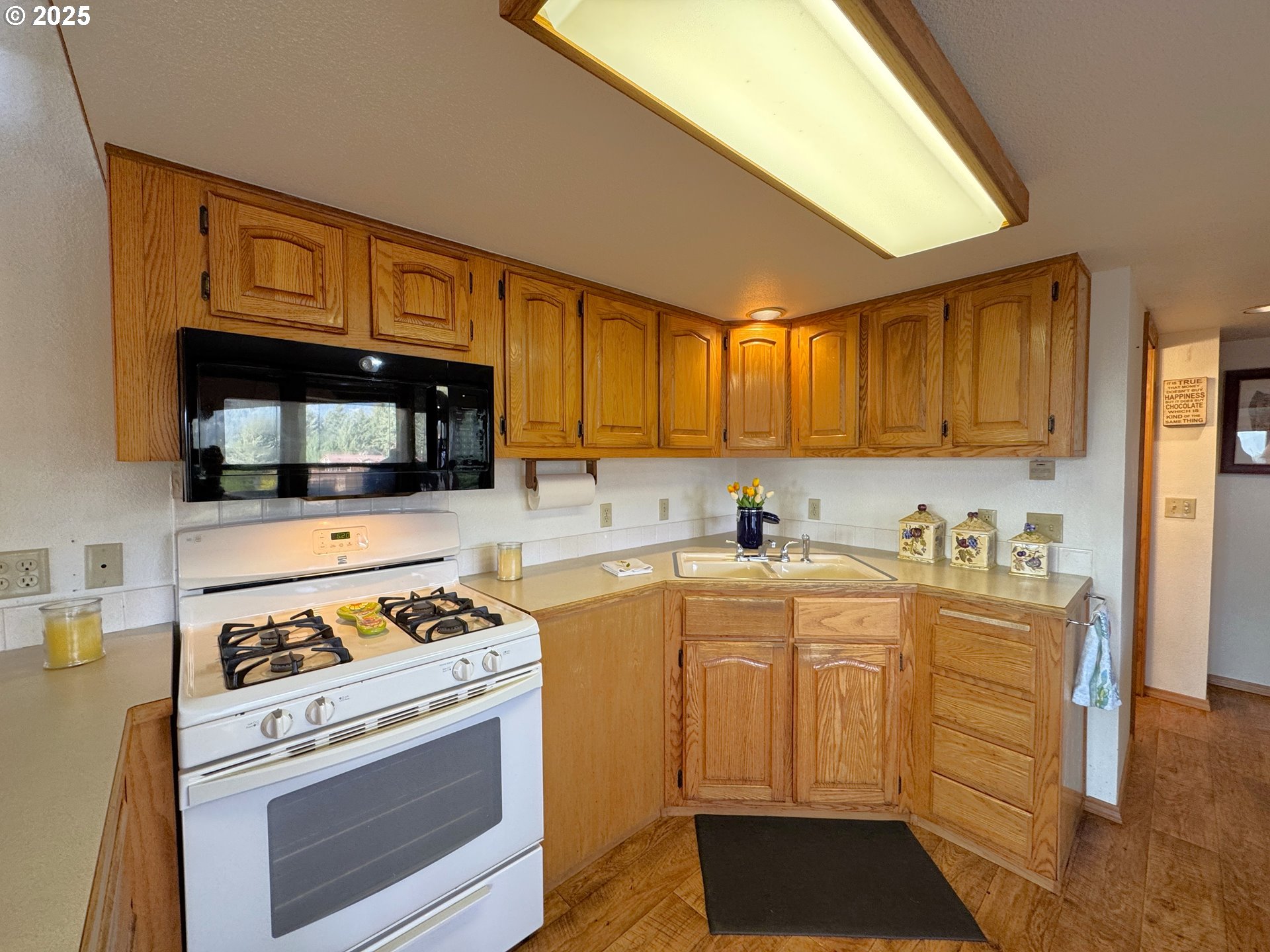 19921 Whaleshead Road, Unit OV13 Brookings, OR 97415 - Photo 15 of 43 a kitchen with a stove a sink and a microwave