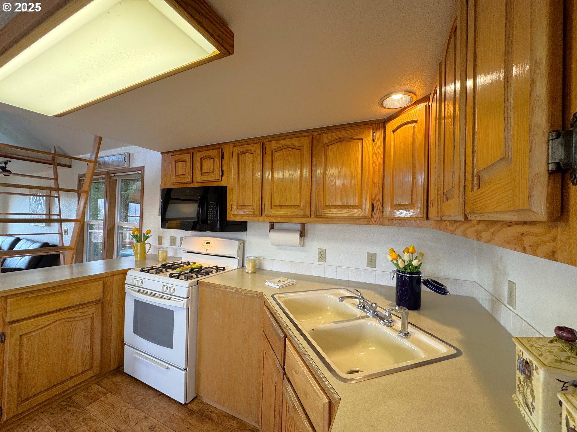19921 Whaleshead Road, Unit OV13 Brookings, OR 97415 - Photo 17 of 43 a kitchen that has a sink and a stove in it