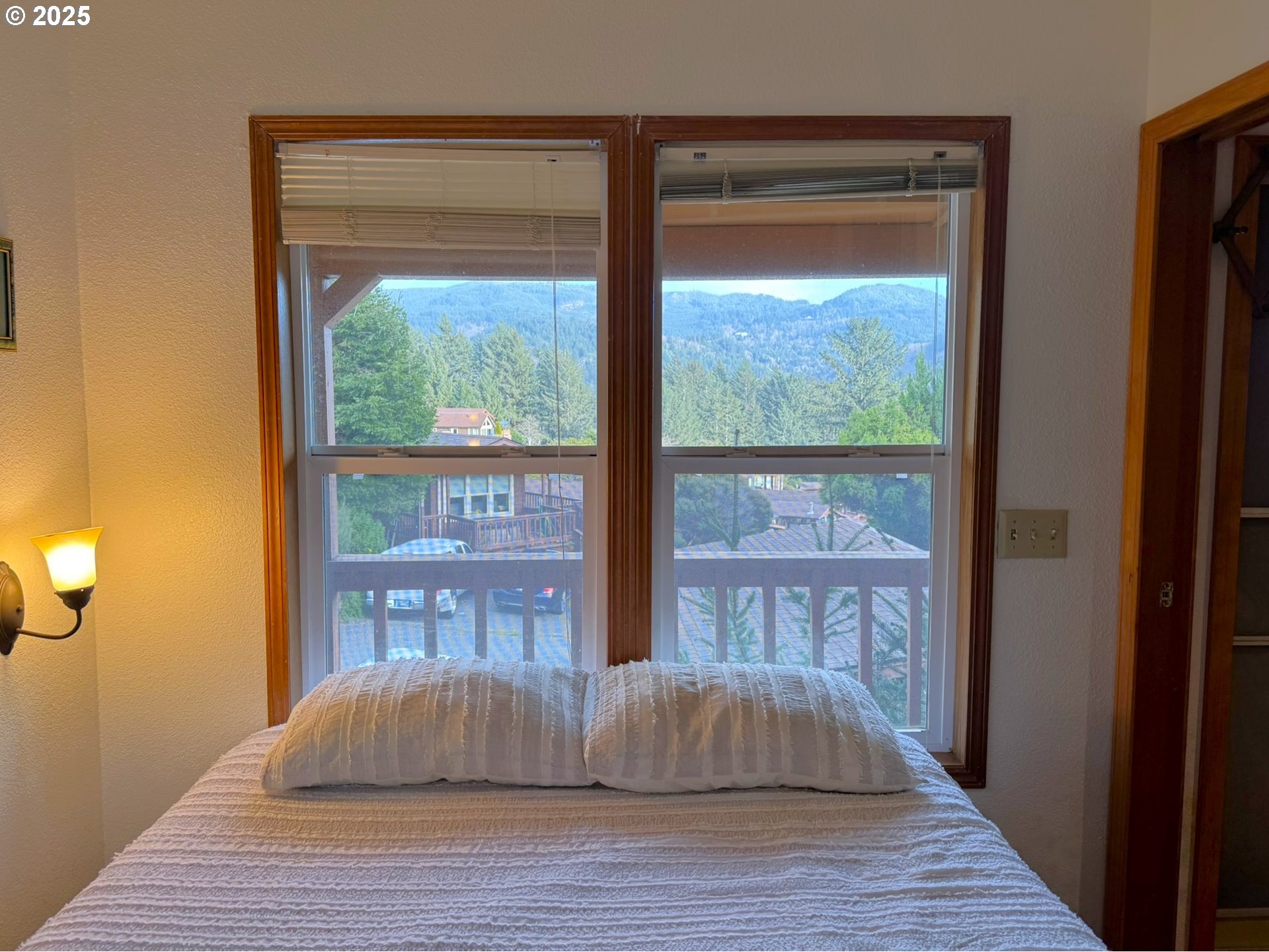 19921 Whaleshead Road, Unit OV13 Brookings, OR 97415 - Photo 23 of 43 a room with a bed and a window