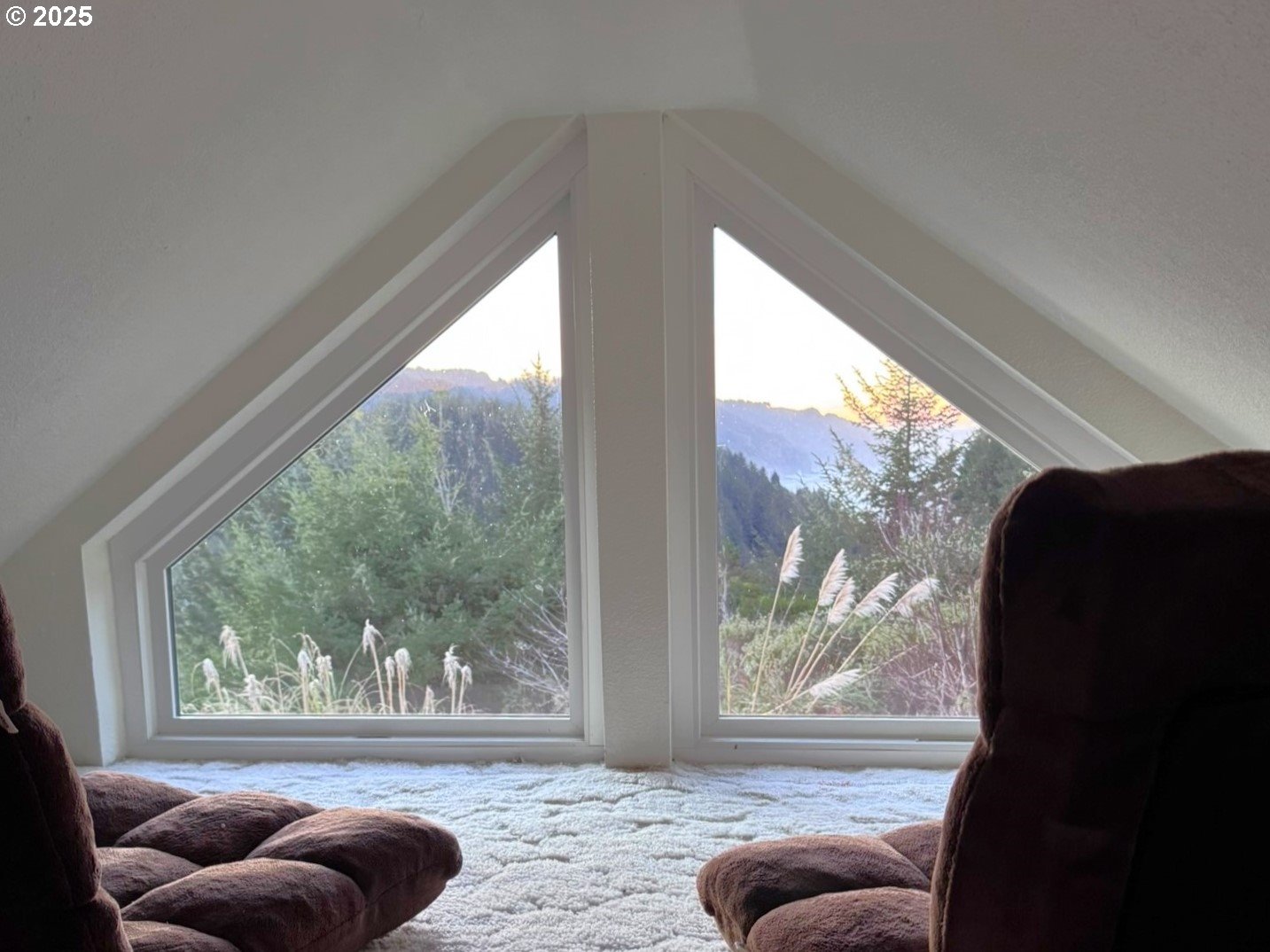 19921 Whaleshead Road, Unit OV13 Brookings, OR 97415 - Photo 27 of 43 a outdoor view from a balcony