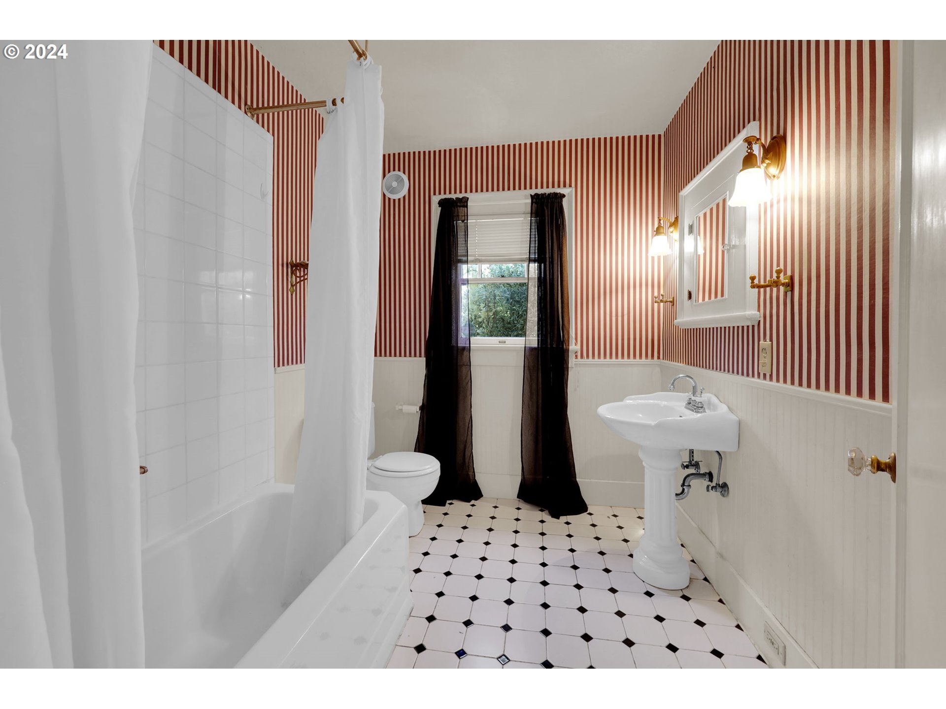 110 Elkay Drive Eugene, OR 97404 - Photo 12 of 29 a bathroom with a sink a toilet a mirror and shower