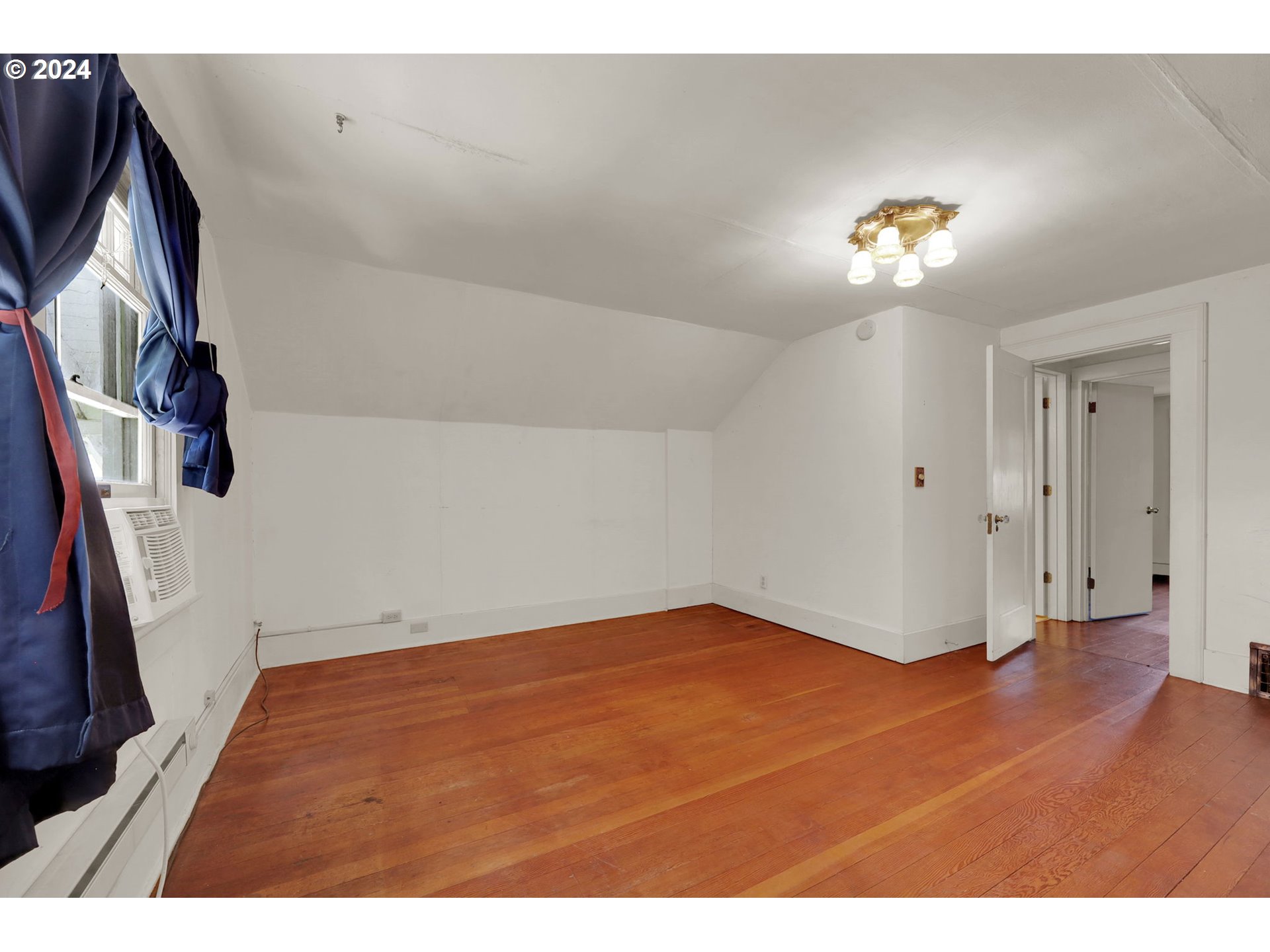 110 Elkay Drive Eugene, OR 97404 - Photo 19 of 29 a view of an empty room with a window