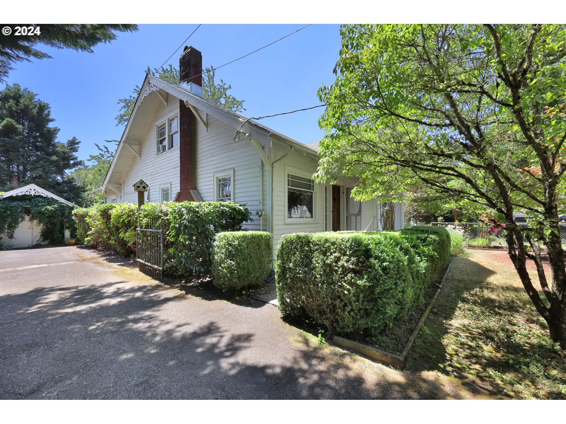 110 Elkay Drive Eugene, OR 97404 - Photo 2 of 29 a front view of a house with a yard