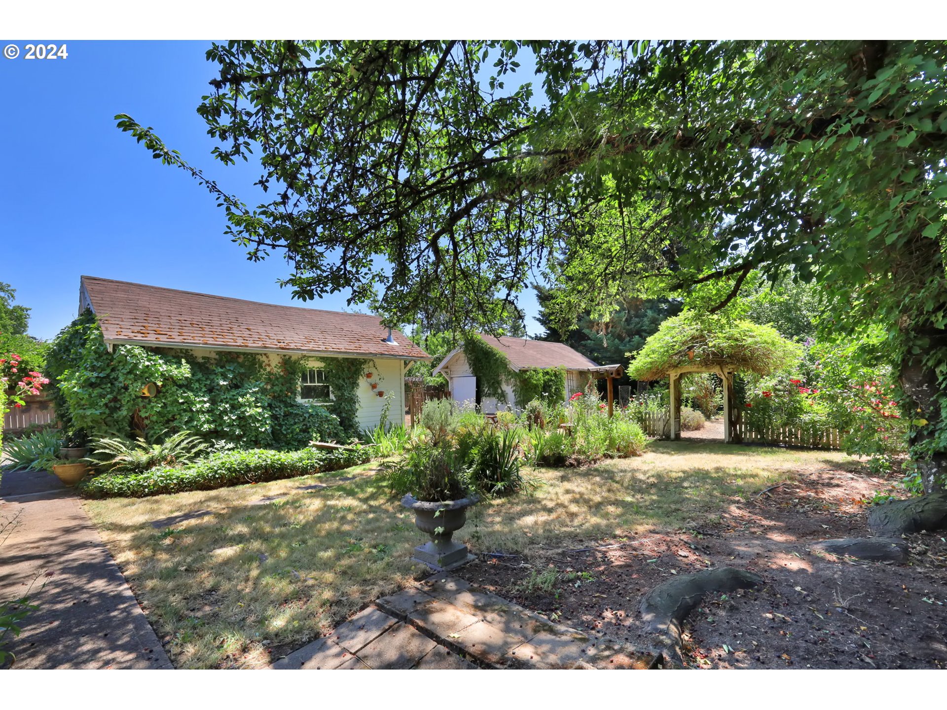 110 Elkay Drive Eugene, OR 97404 - Photo 21 of 29 a front view of a house with garden