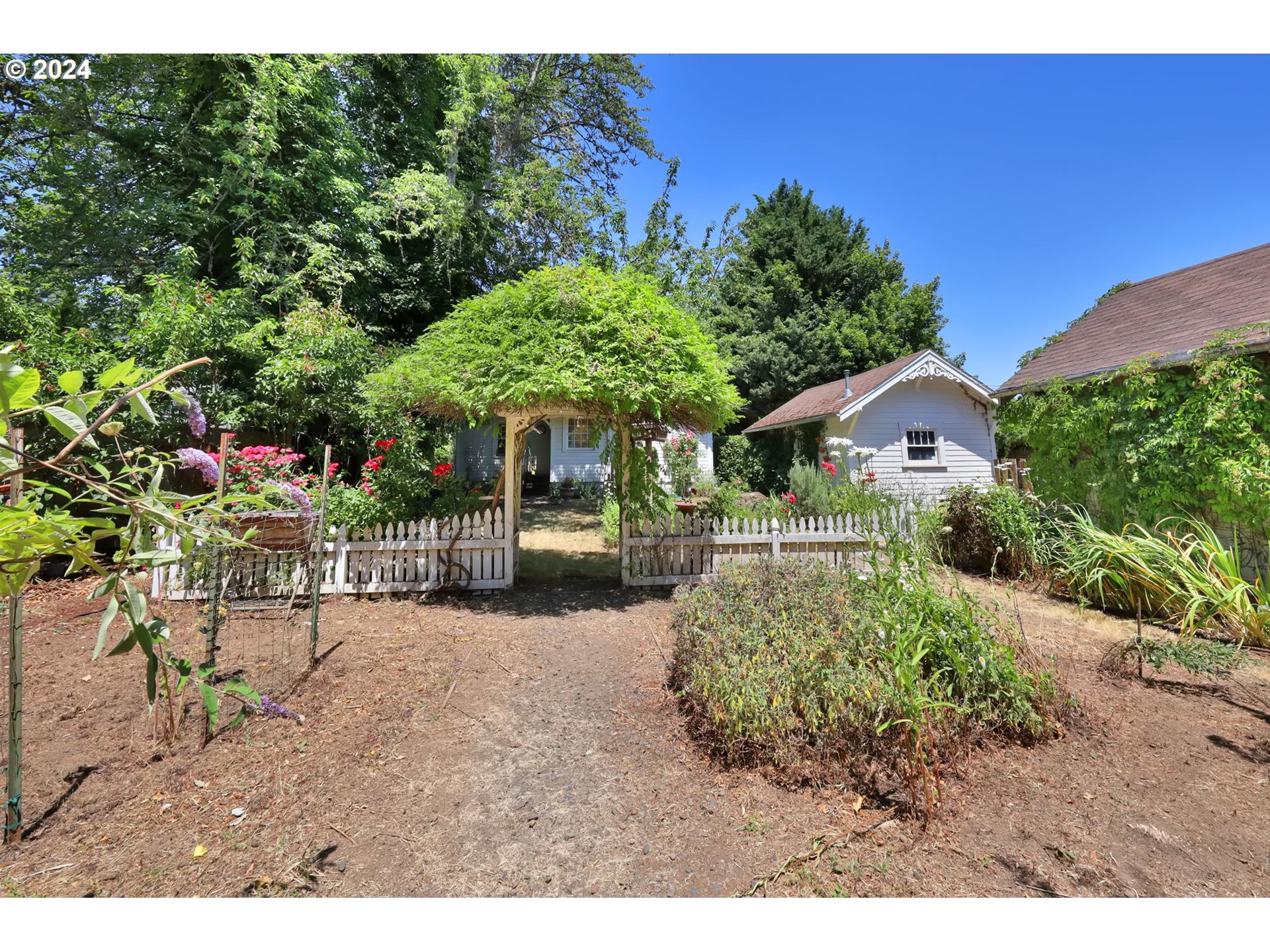 110 Elkay Drive Eugene, OR 97404 - Photo 23 of 29 a front view of a house with a yard