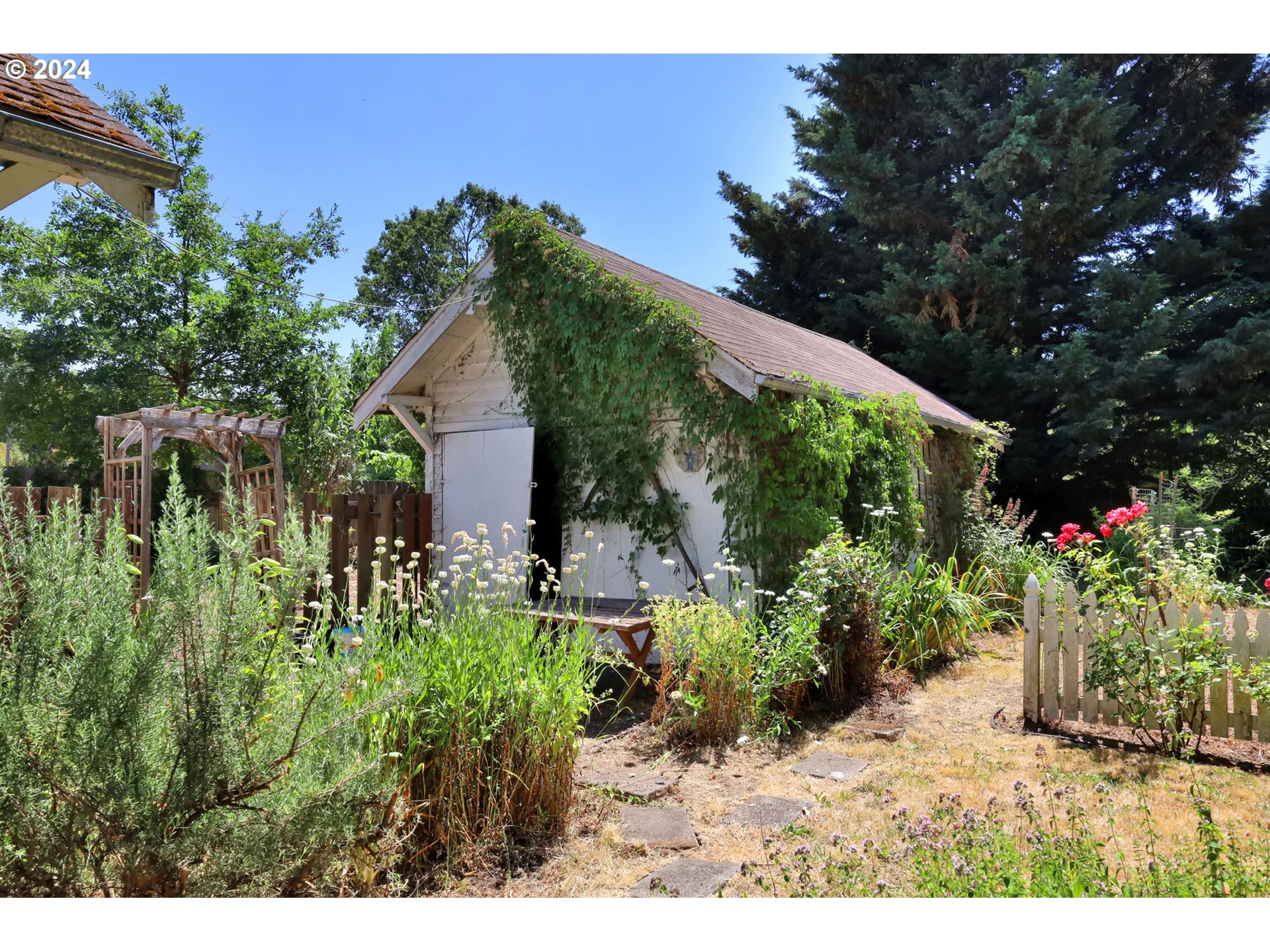 110 Elkay Drive Eugene, OR 97404 - Photo 25 of 29 a backyard of a house with a yard and outdoor seating