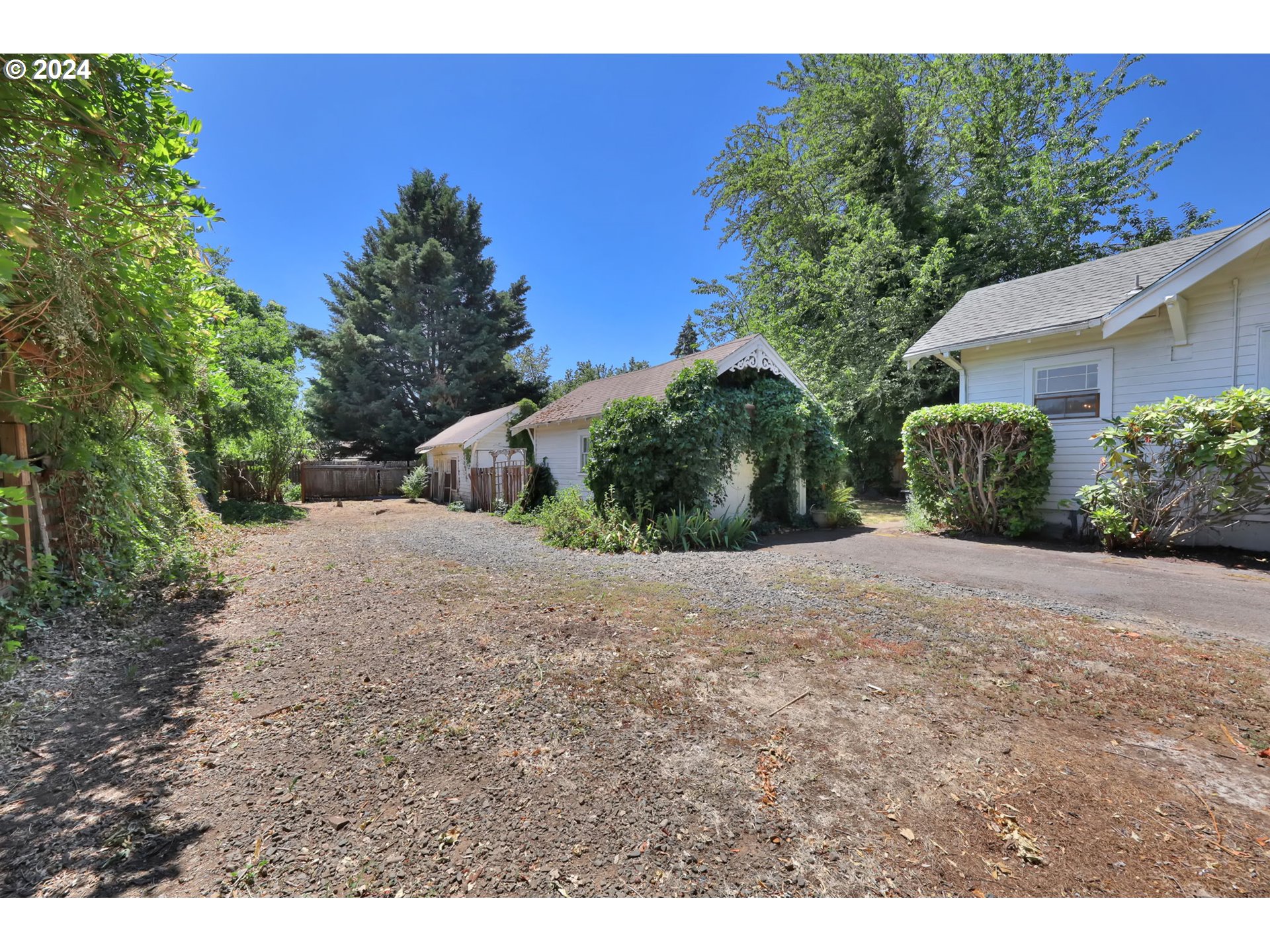 110 Elkay Drive Eugene, OR 97404 - Photo 27 of 29 a view of a yard with a house