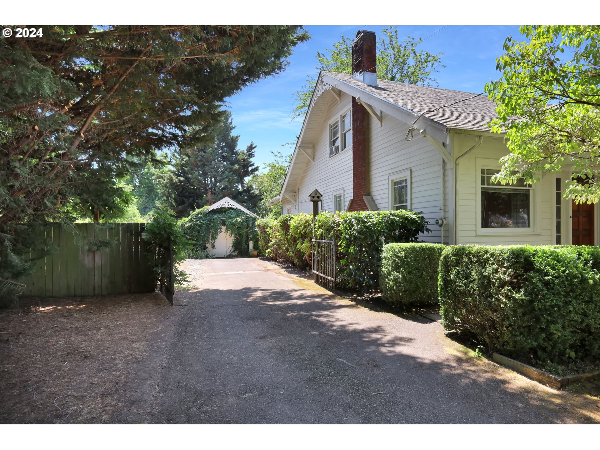 110 Elkay Drive Eugene, OR 97404 - Photo 28 of 29 a front view of a house with a yard