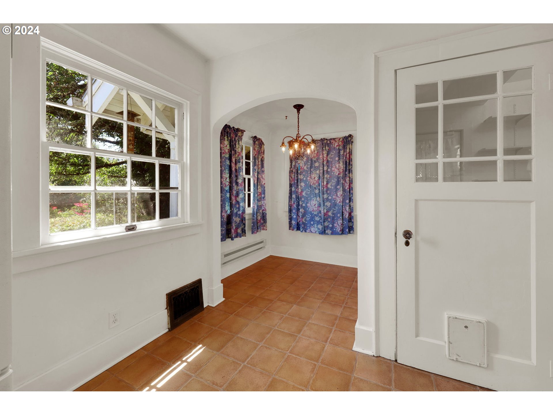 110 Elkay Drive Eugene, OR 97404 - Photo 7 of 29 a view of front door with entryway