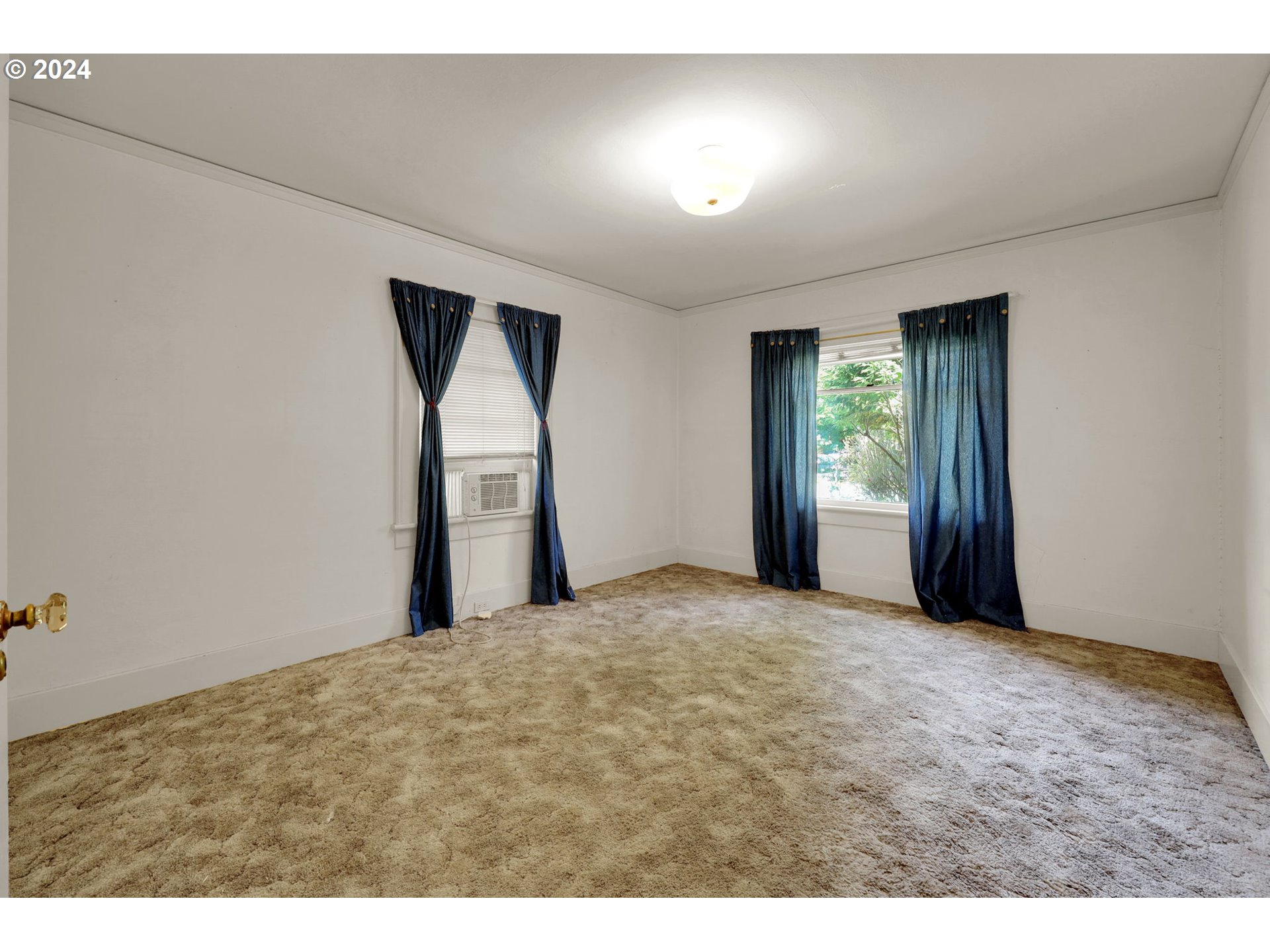 110 Elkay Drive Eugene, OR 97404 - Photo 10 of 29 a view of an empty room and window
