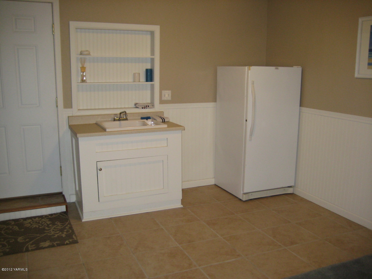 40 Elliott Road Cowiche, WA 98923 - Photo 11 of 24 a room with a sink and a mirror