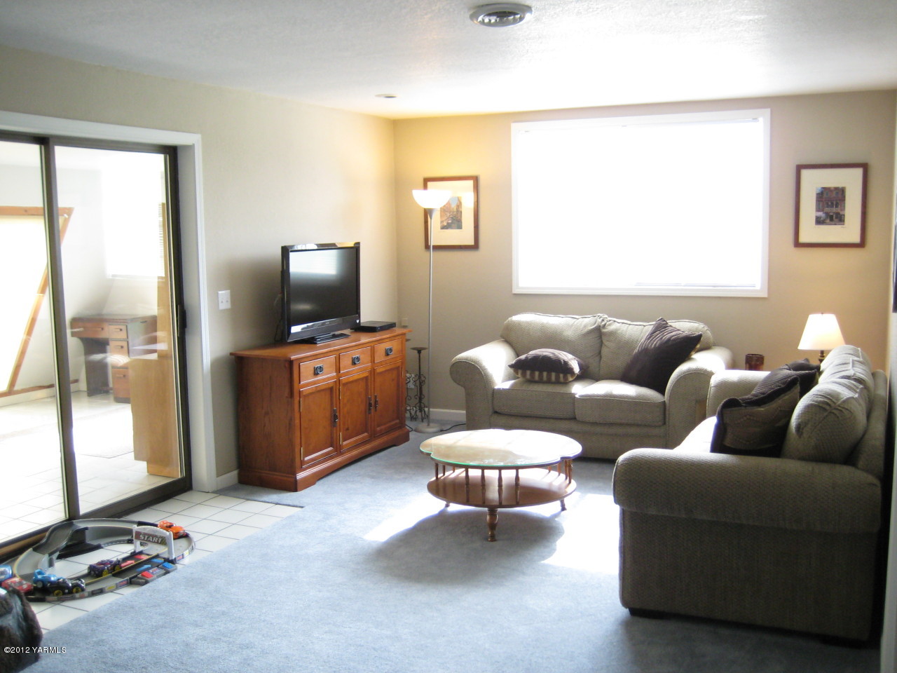 40 Elliott Road Cowiche, WA 98923 - Photo 14 of 24 a living room with furniture and a flat screen tv
