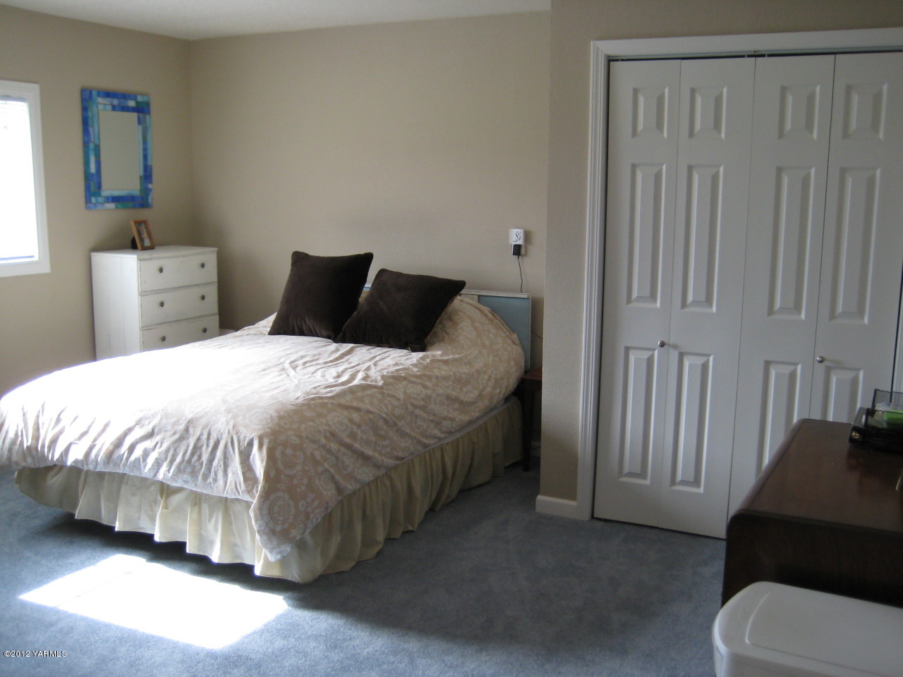 40 Elliott Road Cowiche, WA 98923 - Photo 15 of 24 a large bed sitting in a bedroom next to a window