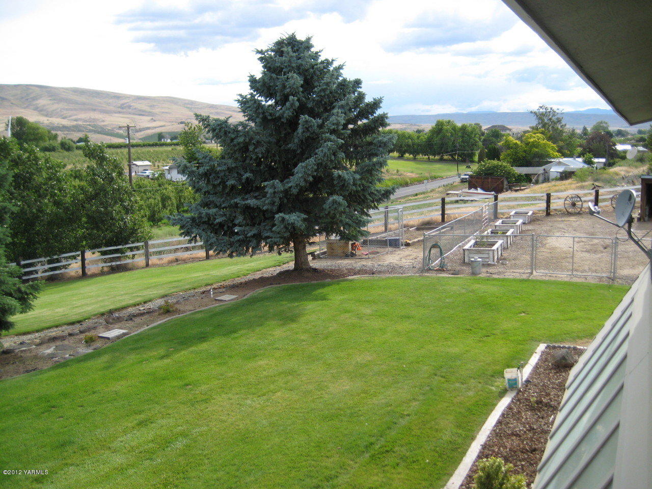 40 Elliott Road Cowiche, WA 98923 - Photo 19 of 24 a view of a garden with a large trees