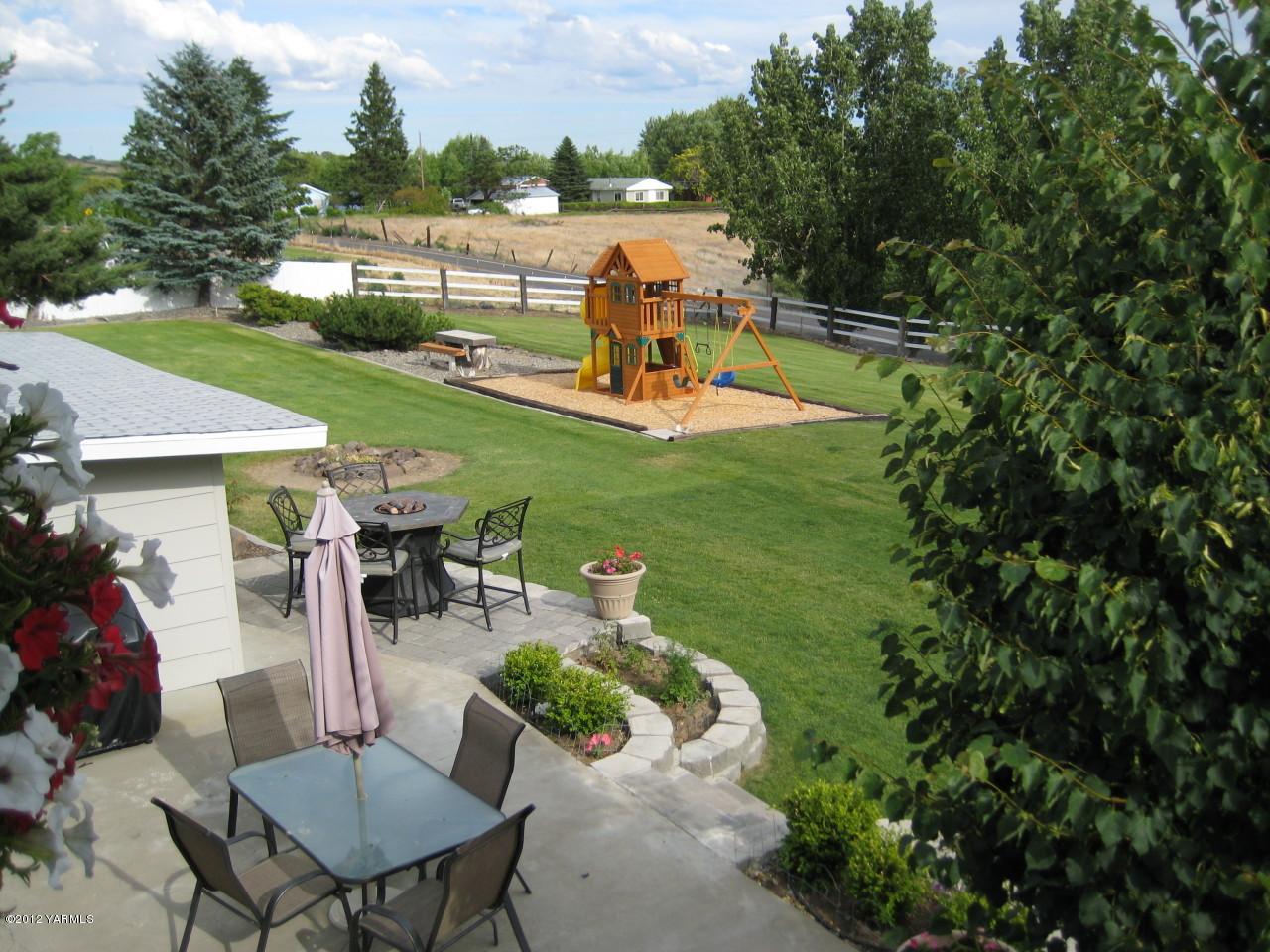 40 Elliott Road Cowiche, WA 98923 - Photo 20 of 24 swimming pool with outdoor seating and city view