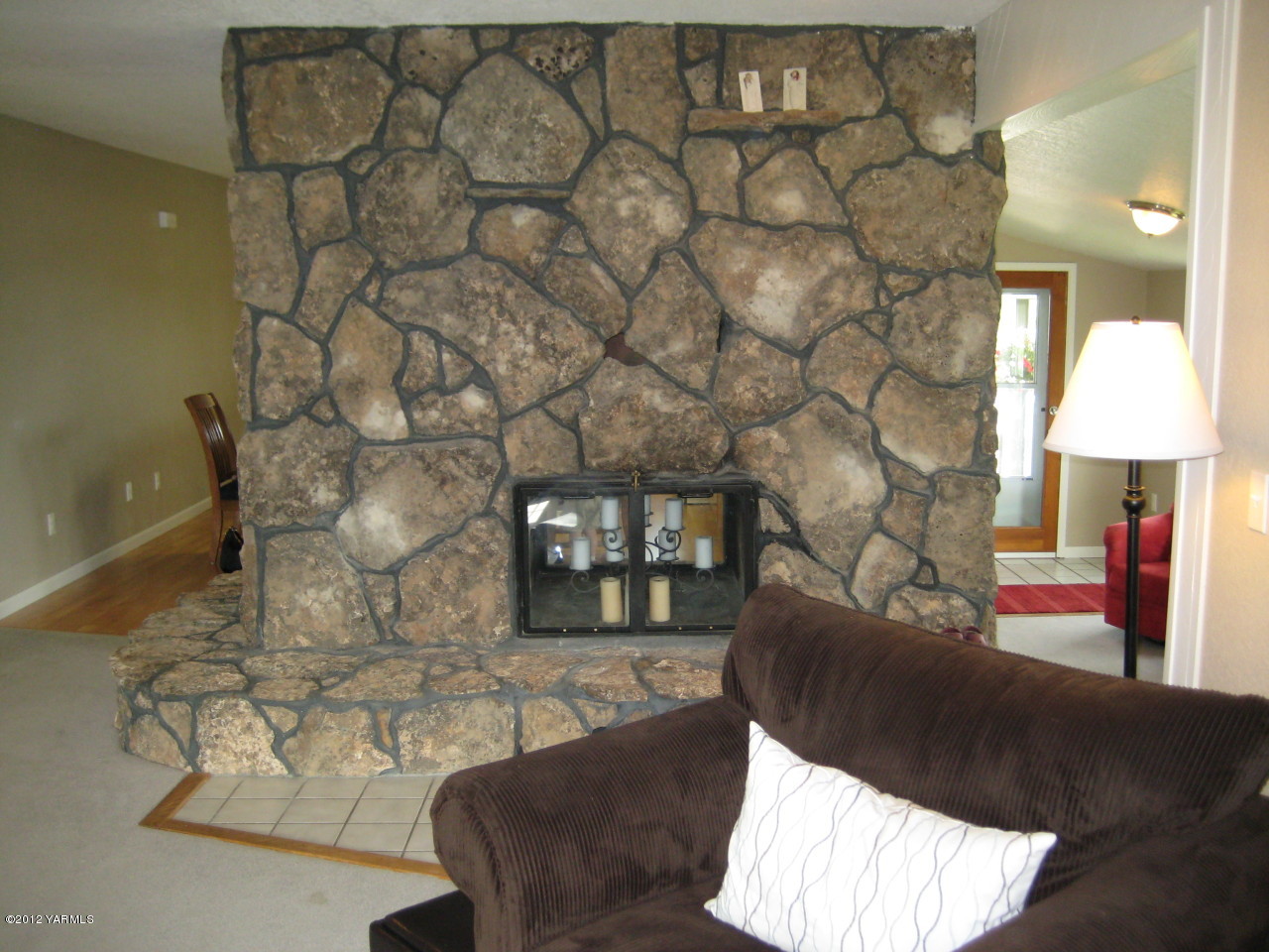 40 Elliott Road Cowiche, WA 98923 - Photo 4 of 24 a living room with furniture and a lamp