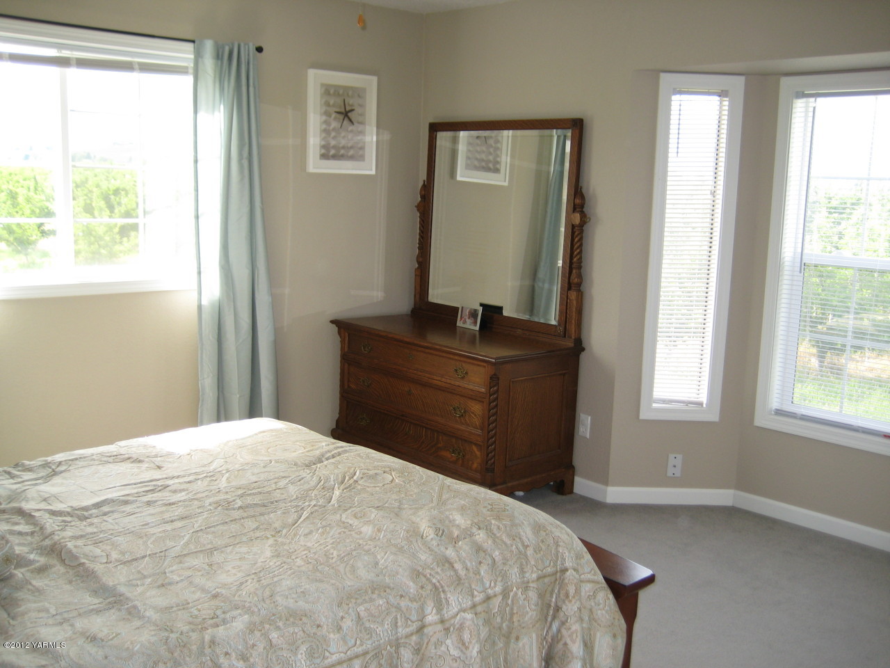 40 Elliott Road Cowiche, WA 98923 - Photo 6 of 24 a bedroom with a bed and a window
