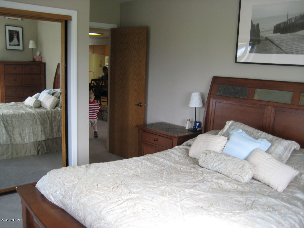 40 Elliott Road Cowiche, WA 98923 - Photo 7 of 24 a bedroom with a bed and a painting on the wall
