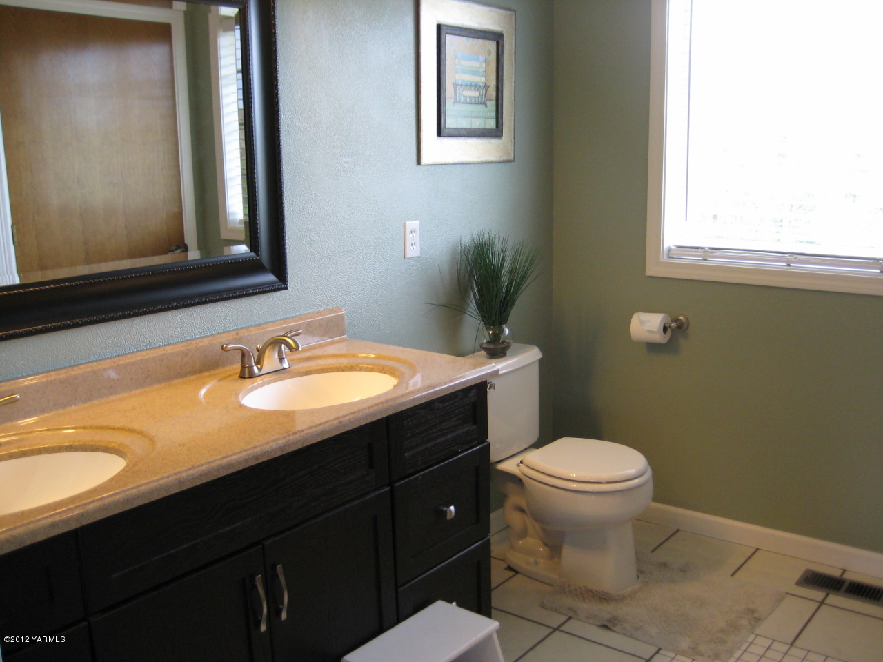 40 Elliott Road Cowiche, WA 98923 - Photo 8 of 24 a bathroom with a sink toilet and mirror